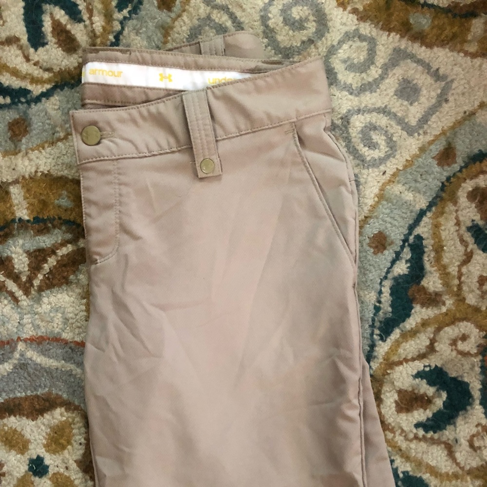 Under Armour size 4 performance short. Bermuda